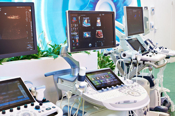 How do I become a sonographer in the UK?
